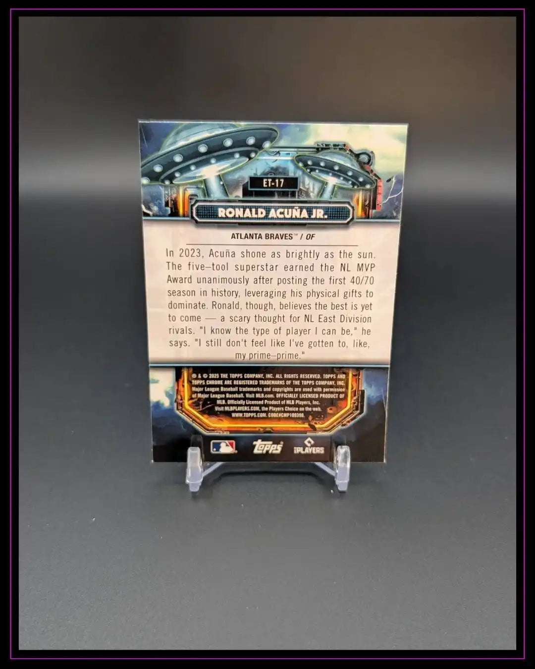 Rückseite einer Trading Card von Ronald Acuña Jr. der Atlanta Braves auf Ständer, Text und Logos sichtbar