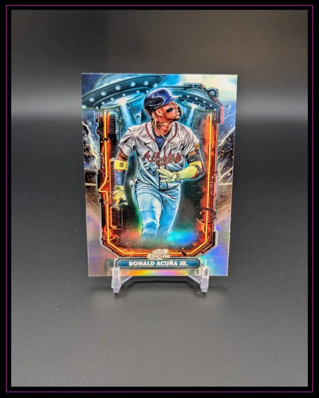 Topps Chrome Baseball Trading Card mit Ronald Acuña Jr., Sci-Fi Design, Sammelkarte