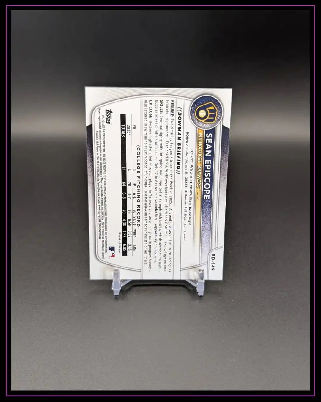 Rückseite einer Baseball Trading Card mit Statistiken, Spielernamen und Logo auf dunklem Hintergrund