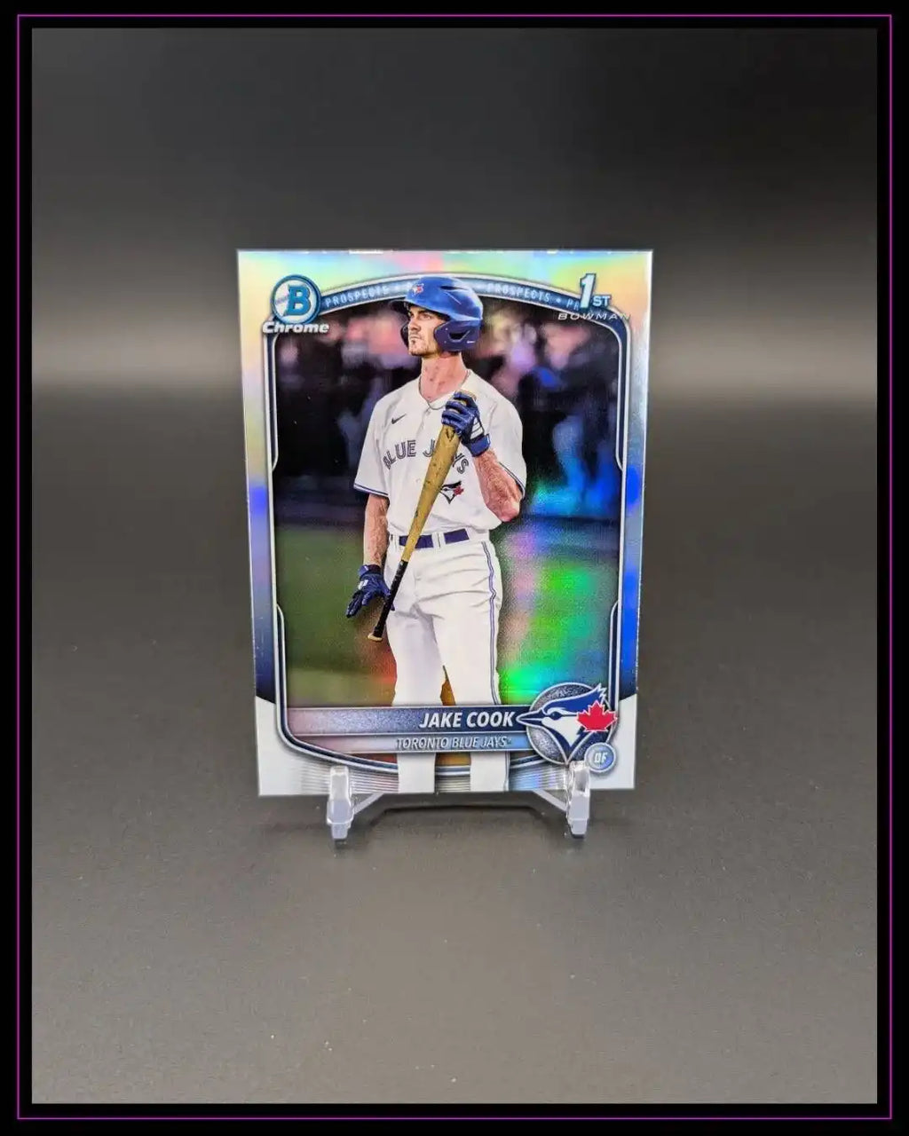 Glänzende Baseball Trading Card mit Spieler im Blue Jays Trikot auf schwarzem Hintergrund.