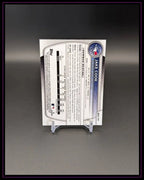 Rückseite einer Baseball Trading Card auf Kartenständer, detaillierte Statistiken und Toronto Blue Jays Logo sichtbar.