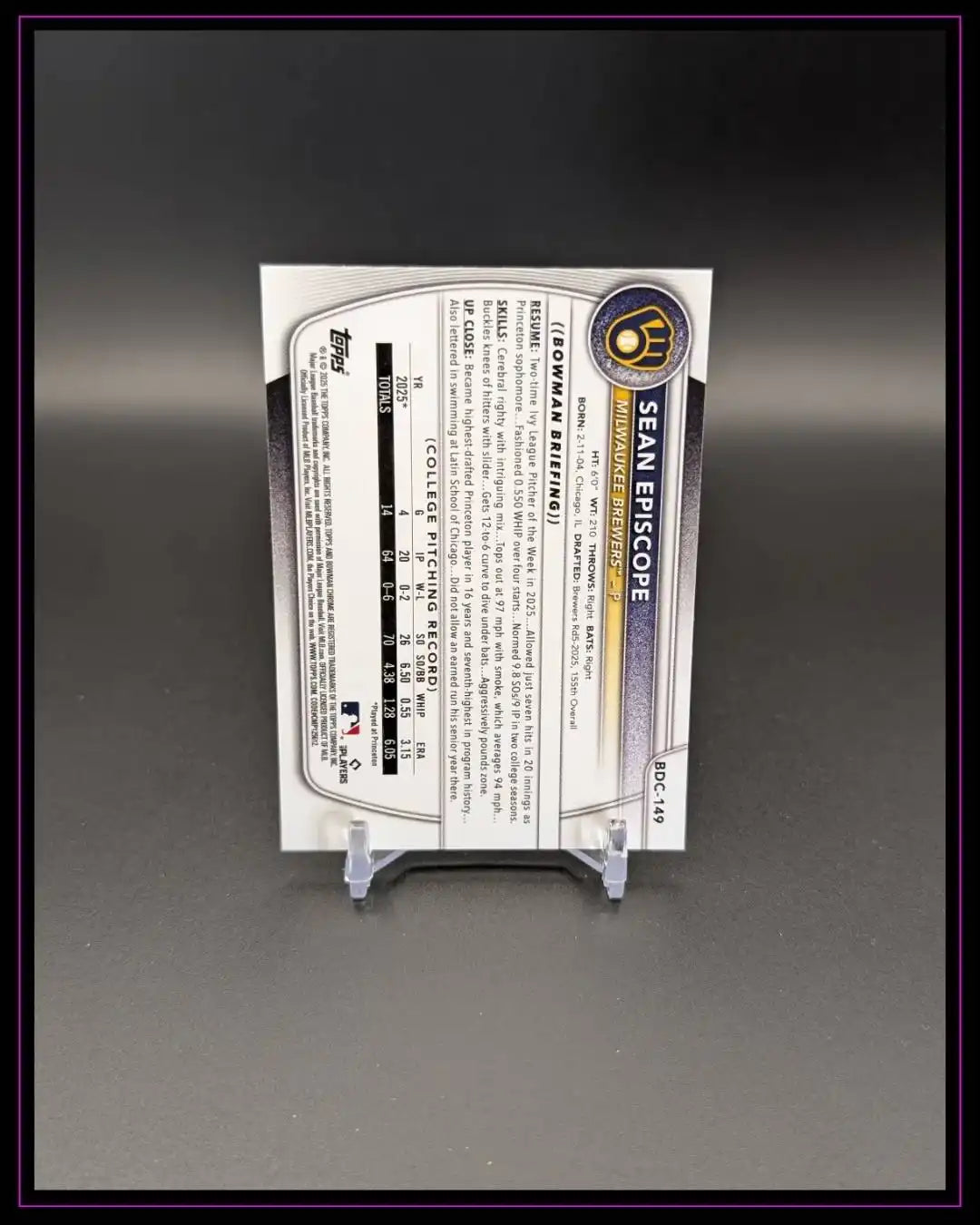 Rückseite einer Baseball Trading Card auf Kartenständer, Spielerinfos und Statistiken sichtbar