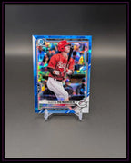 Glänzende Baseball Trading Card mit Spieler im roten Trikot, Austin Hendrick, auf Ständer