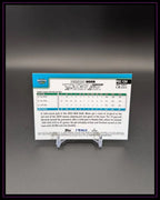Baseball Trading Card Rückseite mit Spielerstatistiken und Text, auf Kartenständer präsentiert.