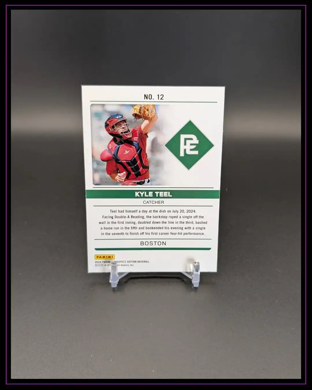 Baseball-Sammelkarte von Kyle Teel, Catcher, aufgestellt auf schwarzem Hintergrund