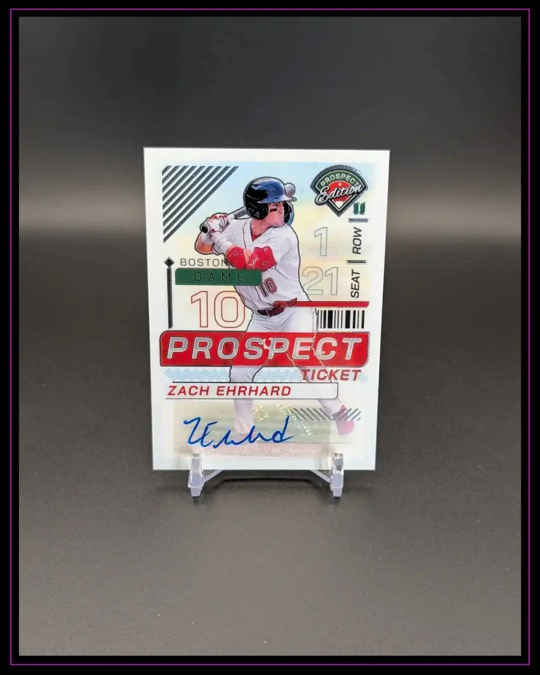 Baseball Trading Card mit Spielerabbildung, rotem Text und Autogramm auf schwarzem Hintergrund